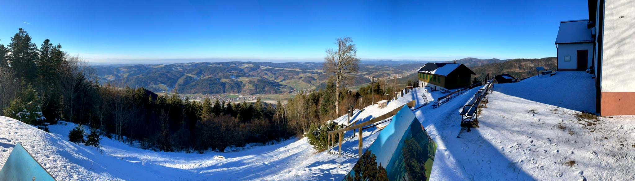 Ausblick vom schneebedeckten Hörnleberg hinab ins Elztal bei blauem Himmel